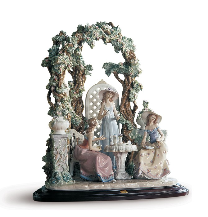 Lladro Tea in The Garden Porcelain Figurine 01001759