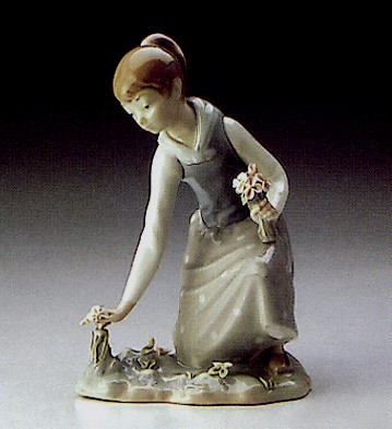 Lladro Girl Gathering Flowers 1971-93 1172G Porcelain Figurine