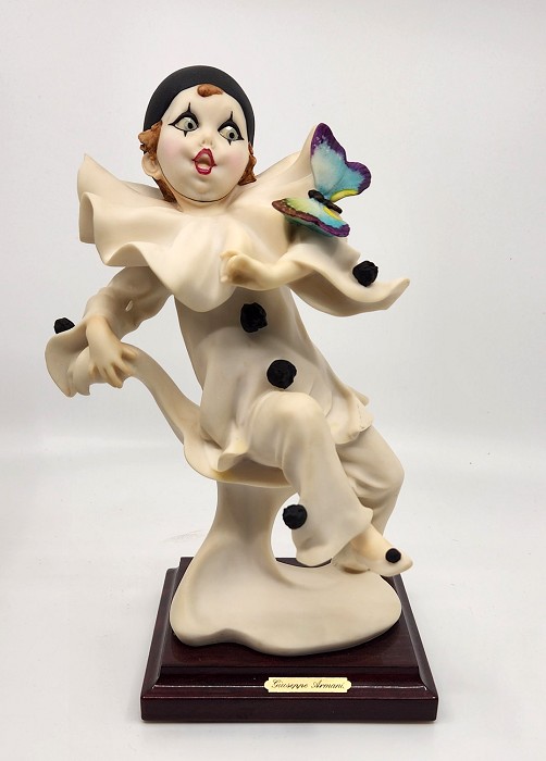 Giuseppe Armani SMALL PIERROT WITH BUTTERFLY 748P n/a Sculpture. Sculpture