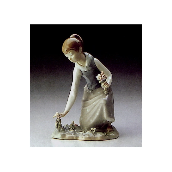 Lladro - Girl Gathering Flowers 1971-93