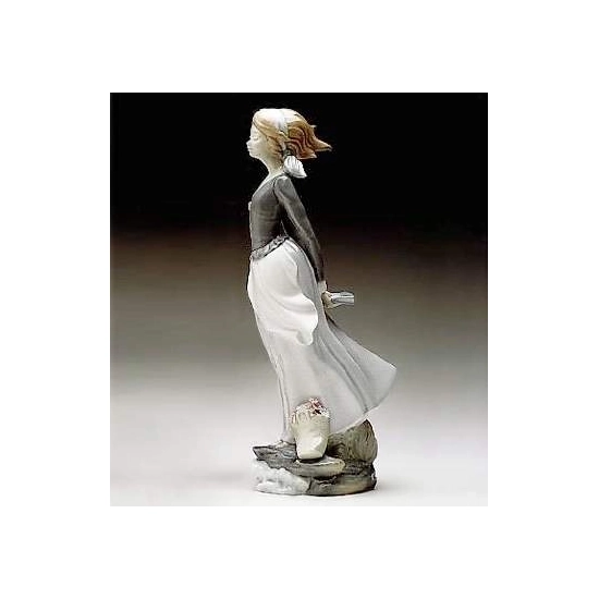 Lladro - Wind Blown Girl 1974-02