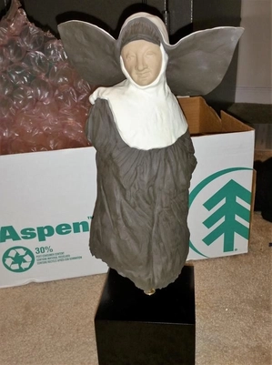 Lladro-Nun