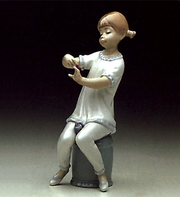 Lladro Girl Manicuring 1971-85 Porcelain Figurine