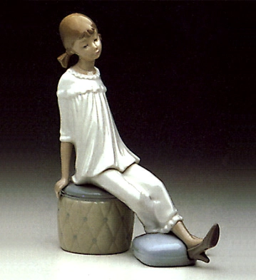 Lladro Girl with Mothers Shoe 1969-85 Porcelain Figurine