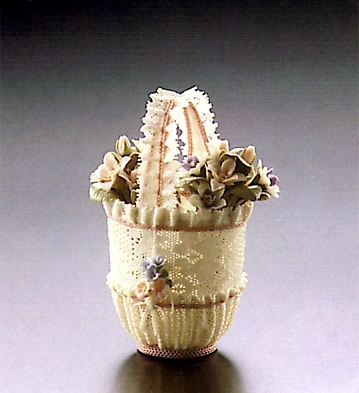 Lladro Sm.rnd.basket W/pink Lace  1987-91 Porcelain Figurine