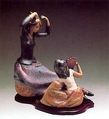 Lladro Tying The Ribbon 1980-85 Porcelain Figurine