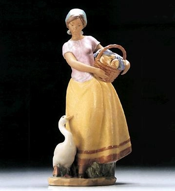 Lladro Daily Chores 1995-99 Porcelain Figurine