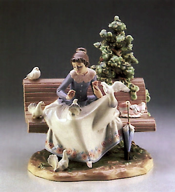Lladro Feeding The Pigeons  1987-89 Porcelain Figurine