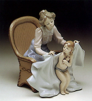 Lladro Mommy It's Cold 1990-93 Porcelain Figurine