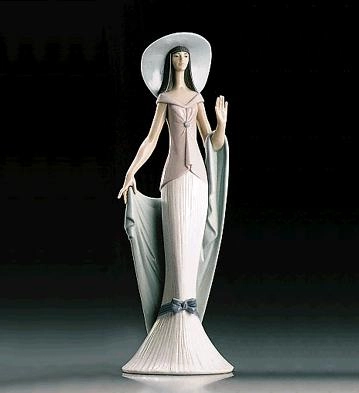 Lladro Lady Of Nice 1995-99 Porcelain Figurine