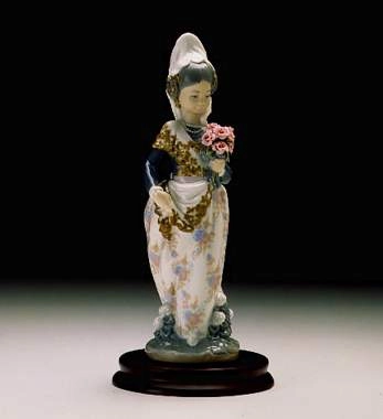 Lladro Valencian Girl With Flowers 1974-2004 Porcelain Figurine