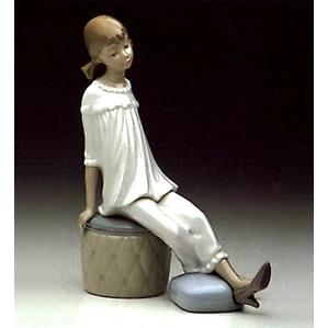 Lladro Girl with Mothers Shoe 1969-85 Porcelain Figurine